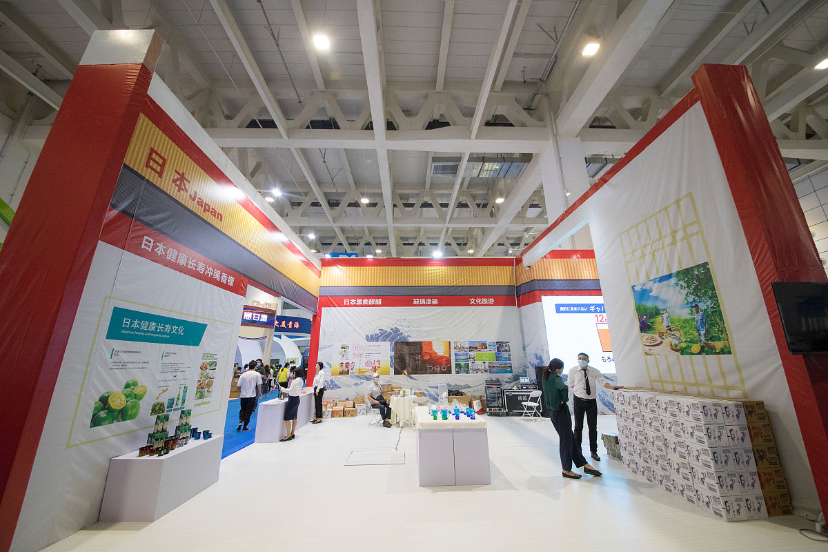 作文要求：当前中国旅游业进入恢复期民众出游热情高涨各地加大文旅推介文旅局长们