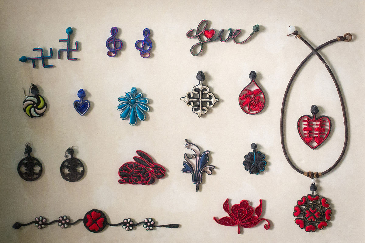 如何使用胸针套装固定手工艺品？