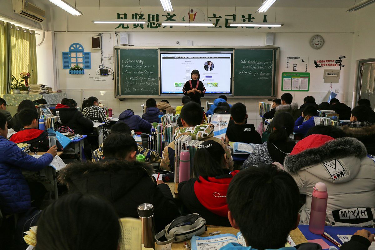 翻译：I hope this email finds you well I am writing to share my suggestions for the upcoming stress relief activity for the senior students at Zhonghua High SchoolFirstly I propose organizing a movie scr