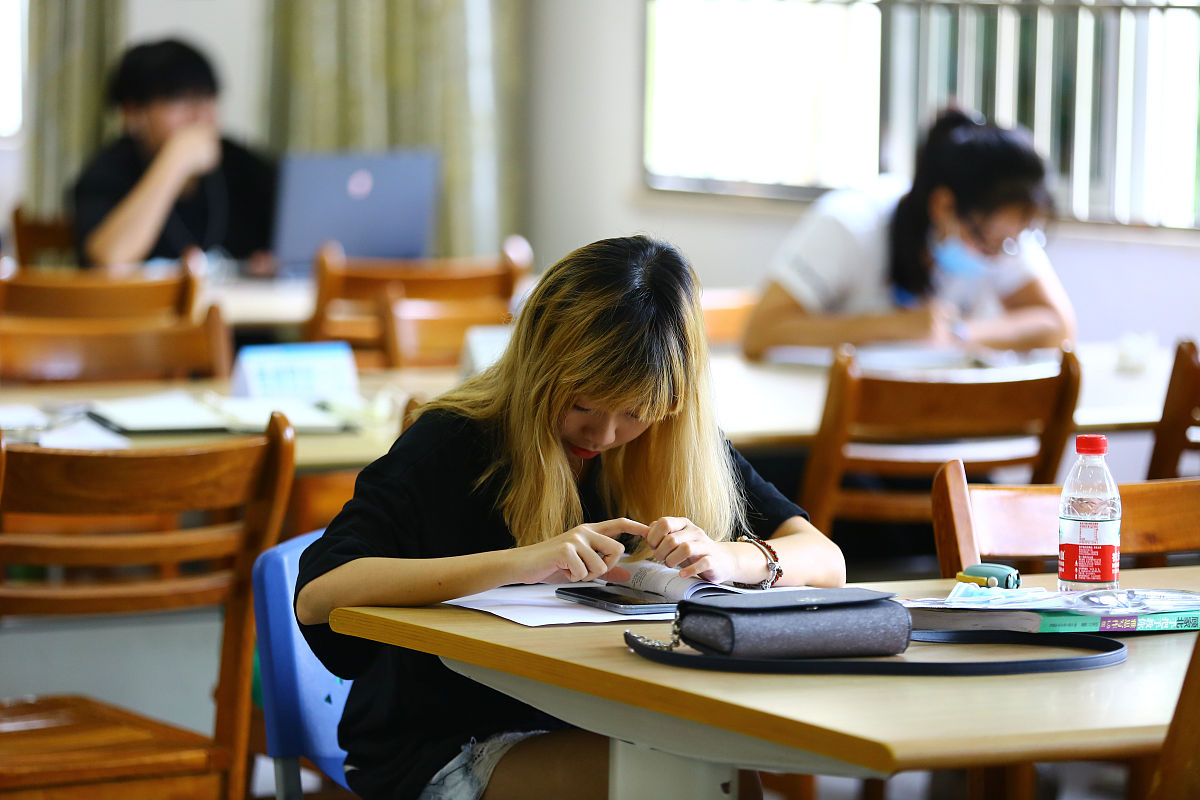 针对预科民族生非英语专业学生的《英语听说》课程教学目标是什么？