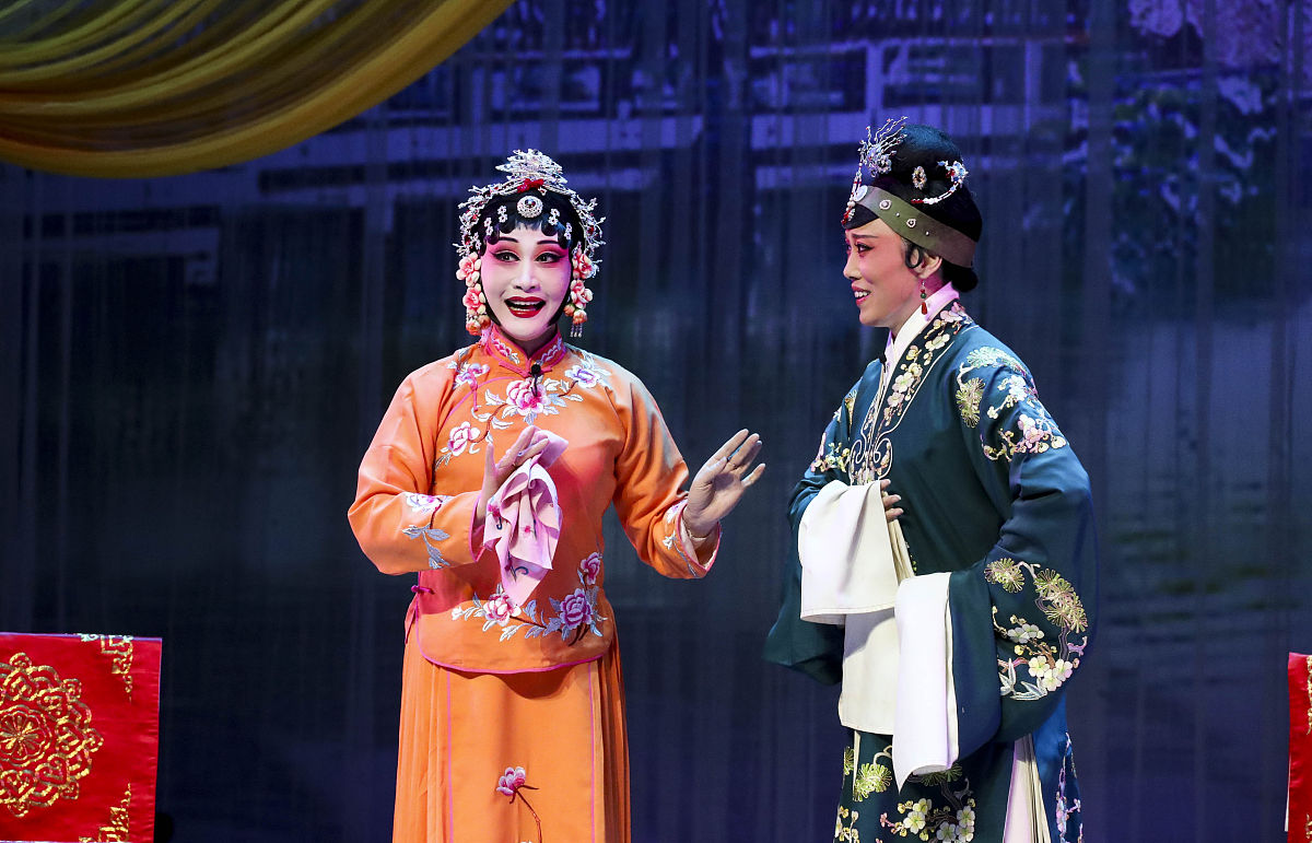 2021年4月24日,江苏淮安,淮海戏演员表演《抬花轿》.