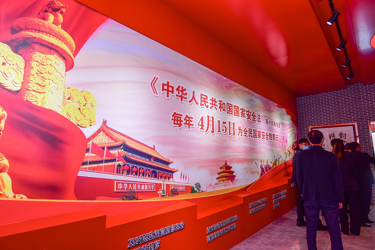 新时代的爱国主义要通过喊口号来体现。选择一项：对错