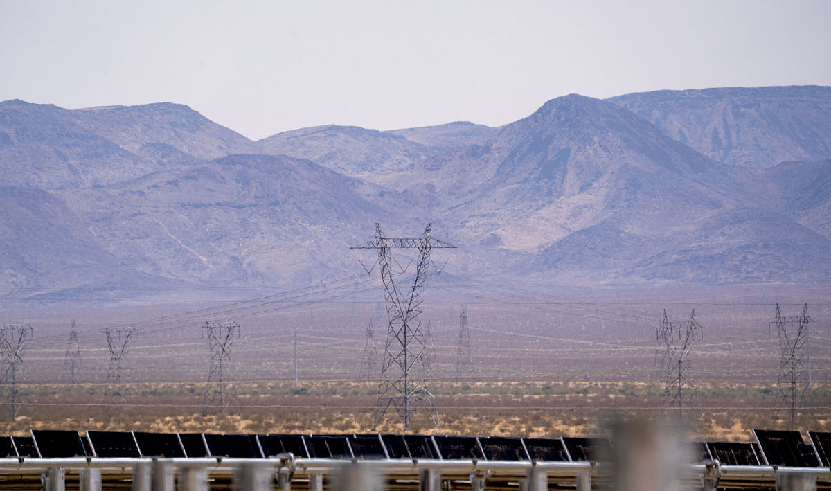 检查语法并将时态改为一般现在时：During 1970–2013 in areas where reduce precipitation and evapotranspiration coincided with high temperatures the maize and soybean yields declined more suggesting a compound heat-droug