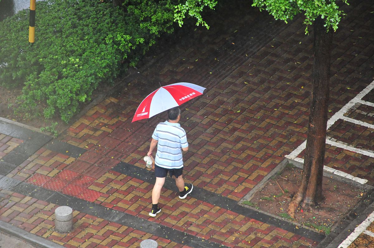 2021年6月12日早晨,受热带低压影响,海南三亚遇强降雨天气.