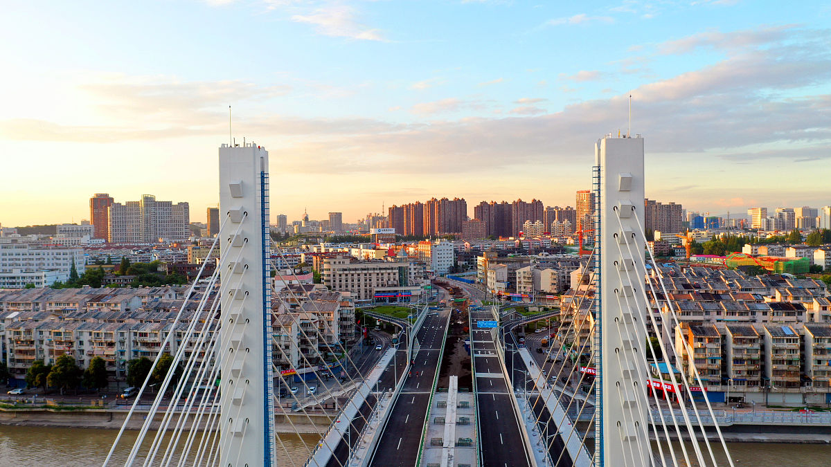 2019年7月19日,安徽芜湖,航拍全国首座轨道交通线路与市政桥梁同层建