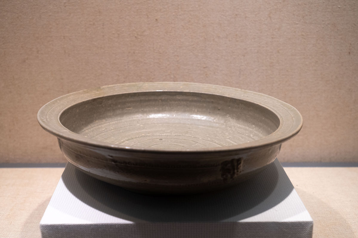 2021年7月24日,杭州,浙江博物馆瓷器展.西晋越窑青瓷洗.