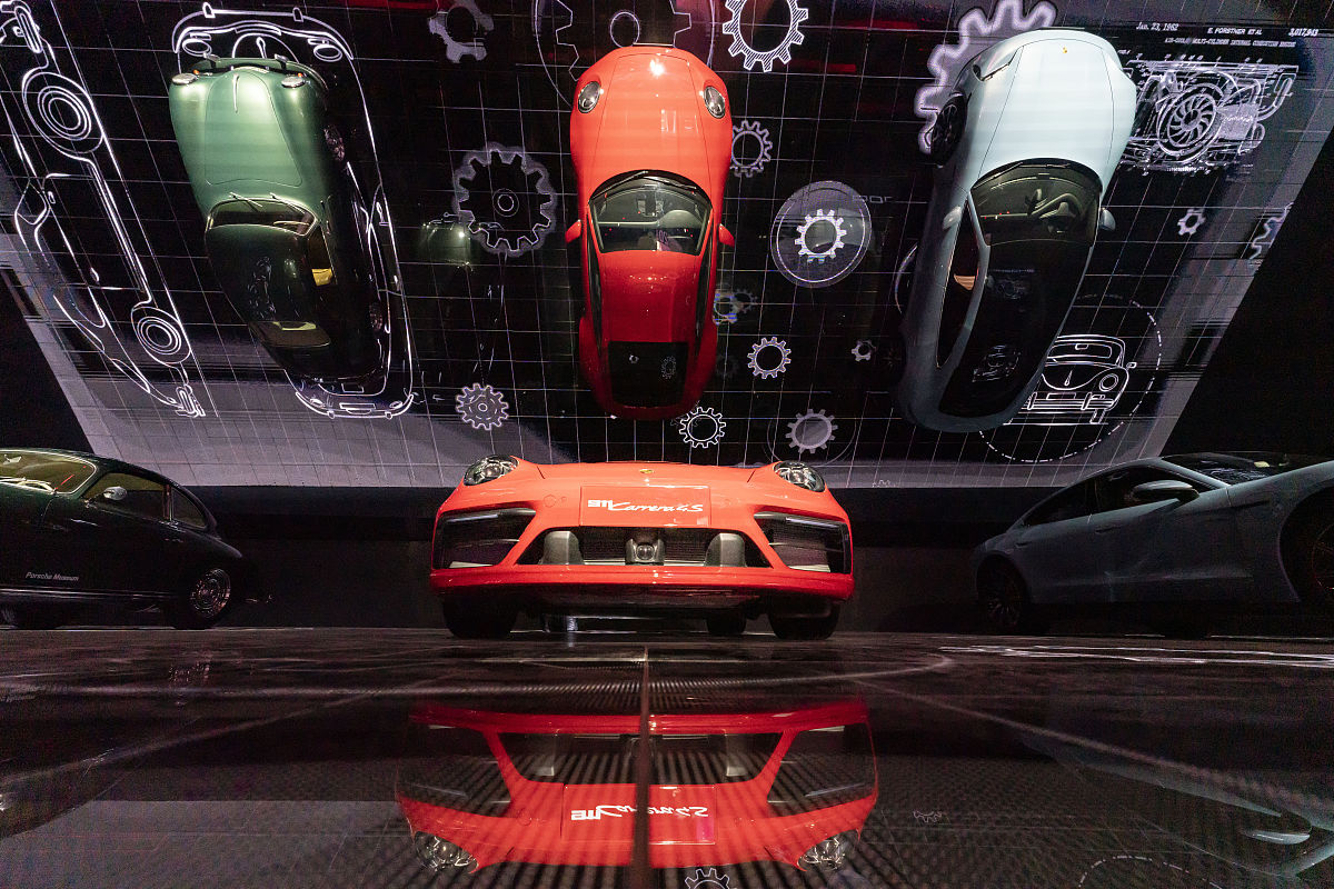 我会向你描述我心目中场景的样子然后希望你可以帮我总结一写关键词然后翻译成英语用逗号隔开场景内容是：30的男人在保时捷跑车上身穿黑色夹克赛博朋克超广角8K背景赛博朋克电影画质细节处理仔细