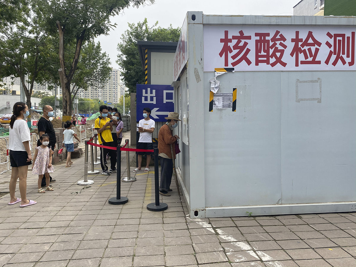 再饭店里吃饭两个包间的人出来时碰头了饭店的老板有责任吗回答加拓展。