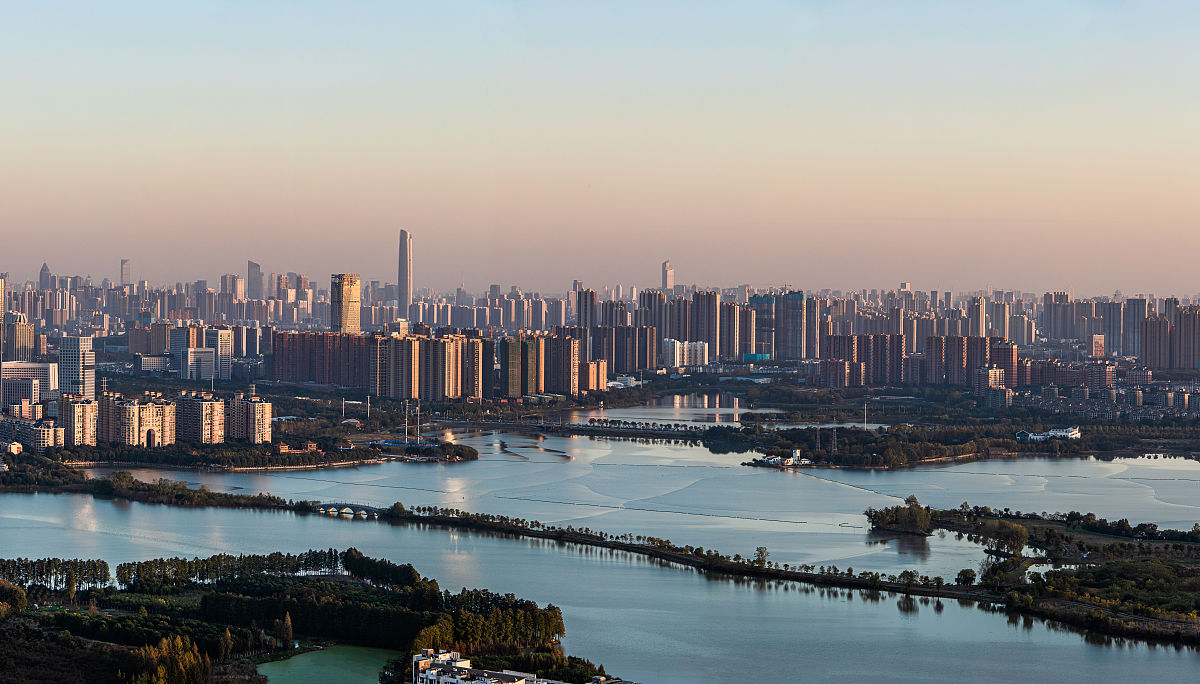 2021年11月8日,武汉中心大厦建筑群.