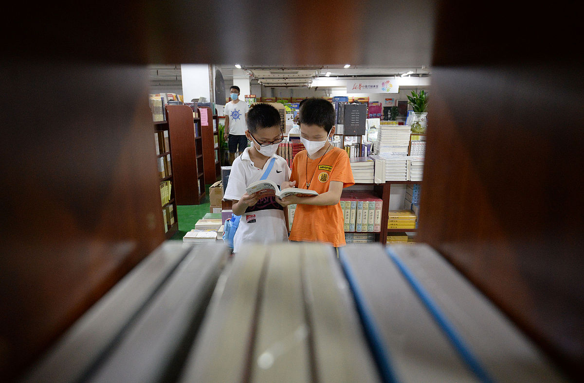 为了保障安静的阅读环境有些公共图书馆对儿童入馆做出了限制。例如12 岁以下儿童禁止入馆除非有 18 岁以上包括 18 岁的成人陪同。现在有两位小大朋友跑来问你他们能不能进去？请写个C语言程序自动给他们一个回复。输入格式：输入在一行中给出 4 个整数：禁入年龄线 陪同年龄线 询问者1的年龄 询问者2的年龄这里的禁入年龄线是指严格小于该年龄的儿童禁止入馆；陪同年龄线是指大于等于该年龄的人士可以陪同儿童