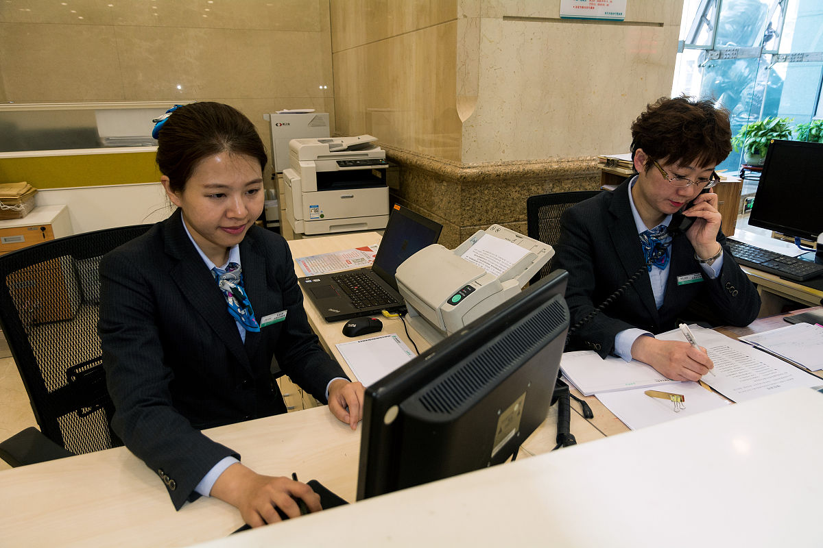 我知道，作为一名银行工作人员，我们的工作时间非常重要，我们需要准时上班，保证工作效率和质量。我应该时刻保持高度的责任感和使命感，全身心地为公司和客户服务。但是，由于种种原因，我没有做到这一点，而是让公司和同事失望和受到了影响。在此，我向公司和同事道歉，对我的行为和影响深感抱歉。这事让我明白我们需要时刻保持良好的工作态度和形象，要以身作则，做出好的榜样。

把这段话再扩写100个字，要求信息条例内容不重复。。。。。。
