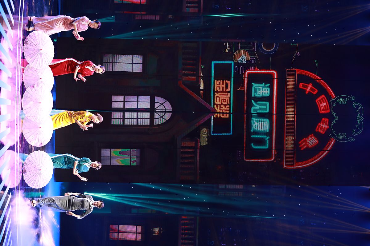 未来赛博世界中的图书馆之光：科技与人文平衡的启示