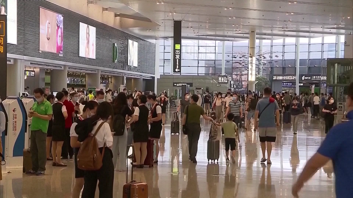 为了等2名外国人登机！300名华人苦等3个小时男子当场发飙4月8日航空公司为等2名外国人登机让300名乘客苦等3个小时引起了乘客的强烈不满和怒斥。