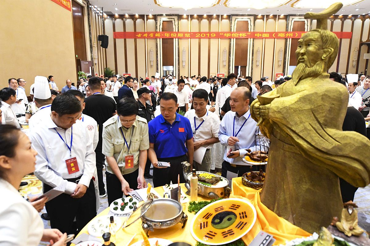 帮我润色以下聚餐通知热烈欢迎李超、黄奇回深圳总部聚餐1时间8月25日本周五晚上18302地点鲜谭蒸汽石锅鱼3人员刘琳、李超、黄奇、王璇彭告生张冬李艳铭吴琳、王洁敏请各位伙伴们提前安排好工作准时前往