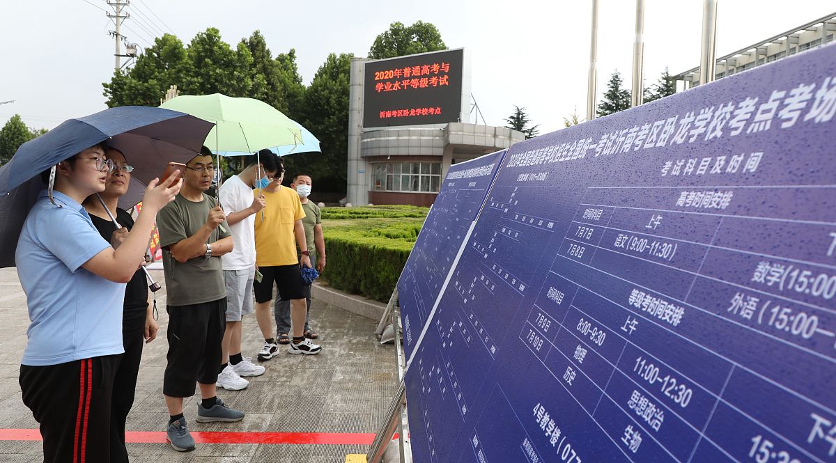 帮我改写一下这段话
1.今日校园的打卡不及时，有时会给负责的同志增添工作量来提醒我，究其原因是重视度不够高，要努力改正。
2.青年大学习学习的深度不够，没有就每一期的主题深刻了解背后的含义，没有做到理论与实际结合。
3.科研工作中存在拖沓和不仔细的问题。