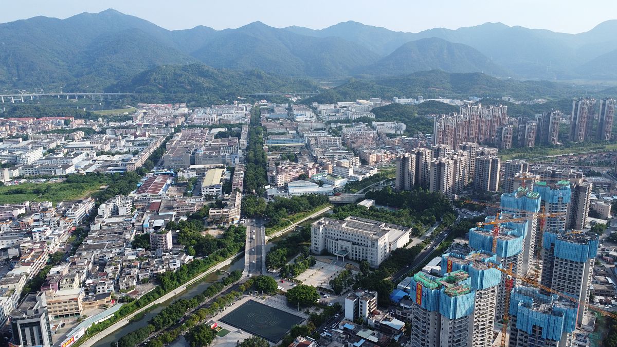 2021年9月10日,广东省东莞市清溪镇,航拍银瓶山风光.清溪水河涌,建筑