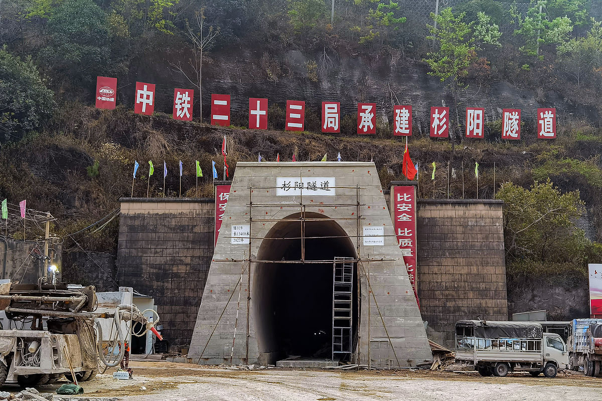 云南航空铁路学校报名要求昆明官渡区华西学校环境怎么样