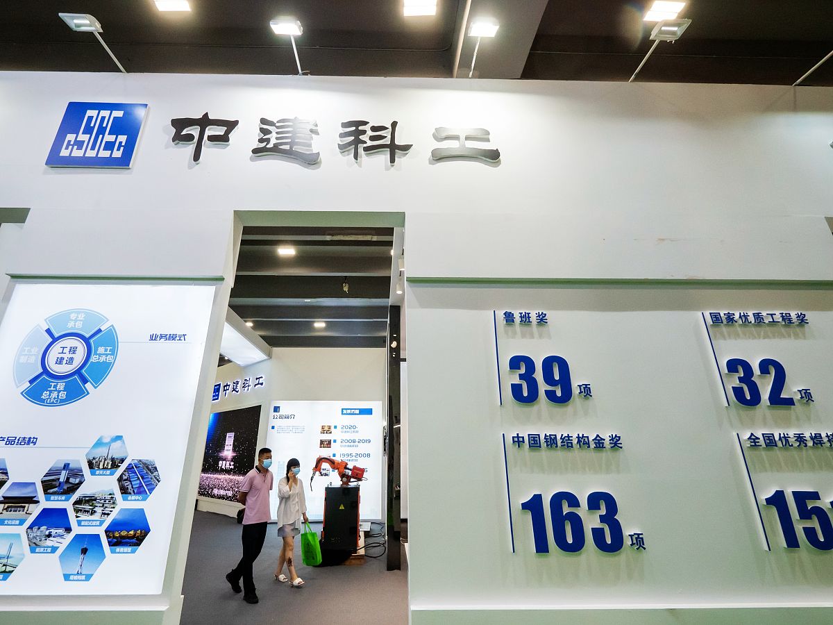 给我写六份中建八局实习指导人对实习人的评语包括工作表现与学习态度、分析与解决问题的能力、遵守纪律与规章制度的情况每样20字