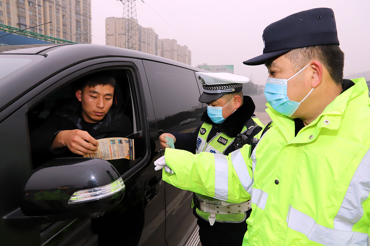 交警暖心救援：车辆故障，温暖相伴