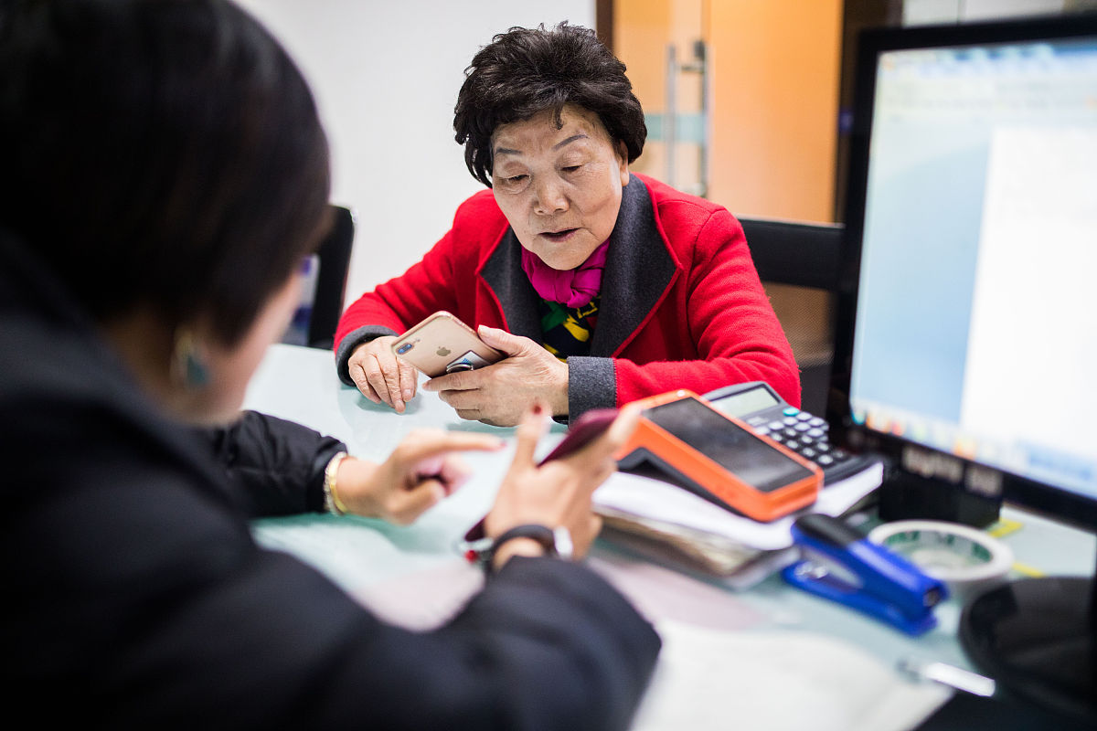 2018年11月21日,浙江省杭州市,桑颖阿姨今年80岁了,为了赶上这个电商