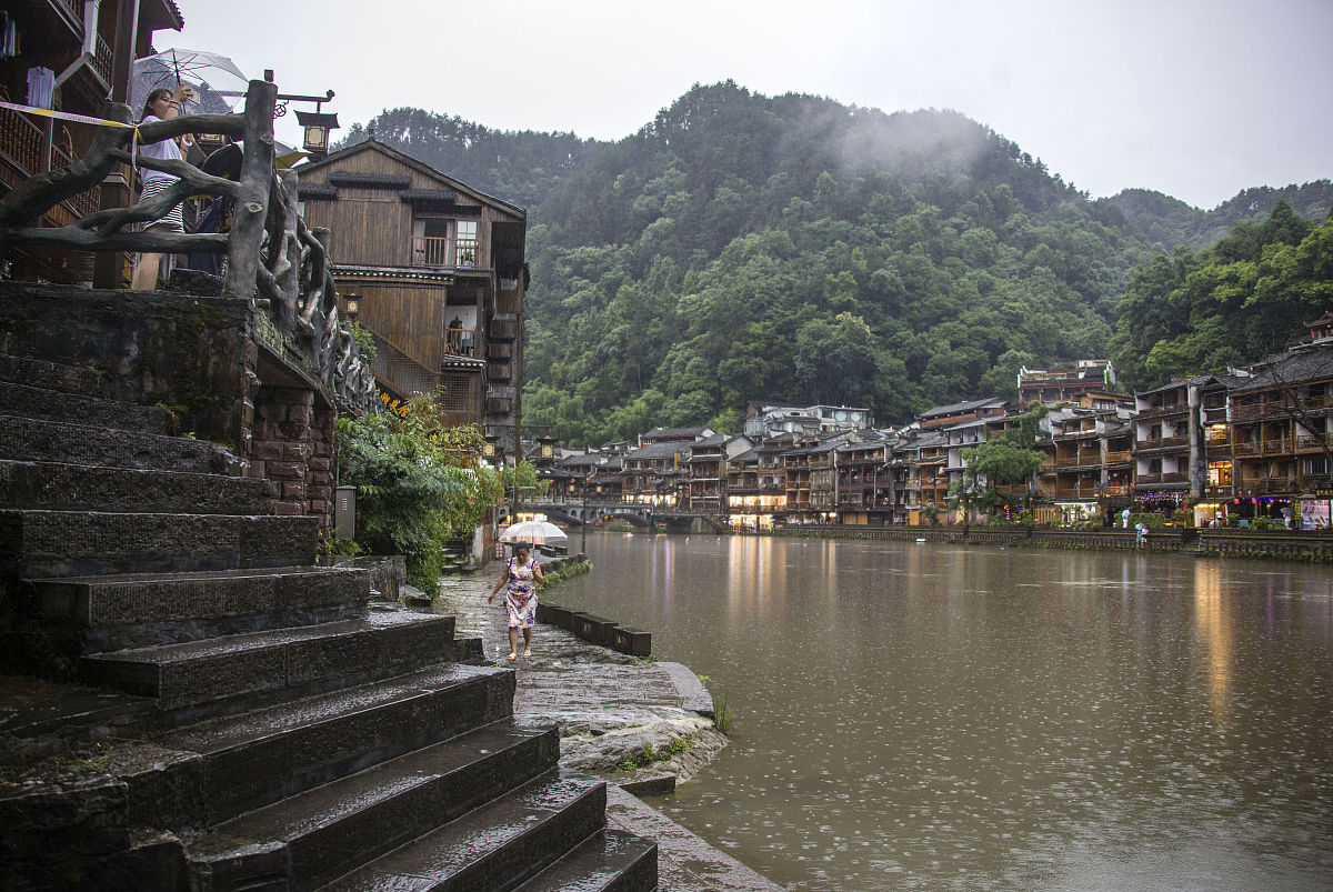 边城读后感大学生2000字《边城》是沈从文先生的代表作之一也是中国现代文学的经典之作。这部小说以湘西山区的一个小村庄为背景描写了一个传统的家族在现代化进程中所面临的困境和挑战。小说通过对人物的刻画和情节的展开深刻地反映了人性的复杂和社会的变革引人深思。小说的主要人物是一家人他们是村庄里的名门望族有着悠久的历史和传统。这个家族虽然在历史上曾经辉煌过但是在现代化的进程中他们却面临着种种困难和挑战。家族