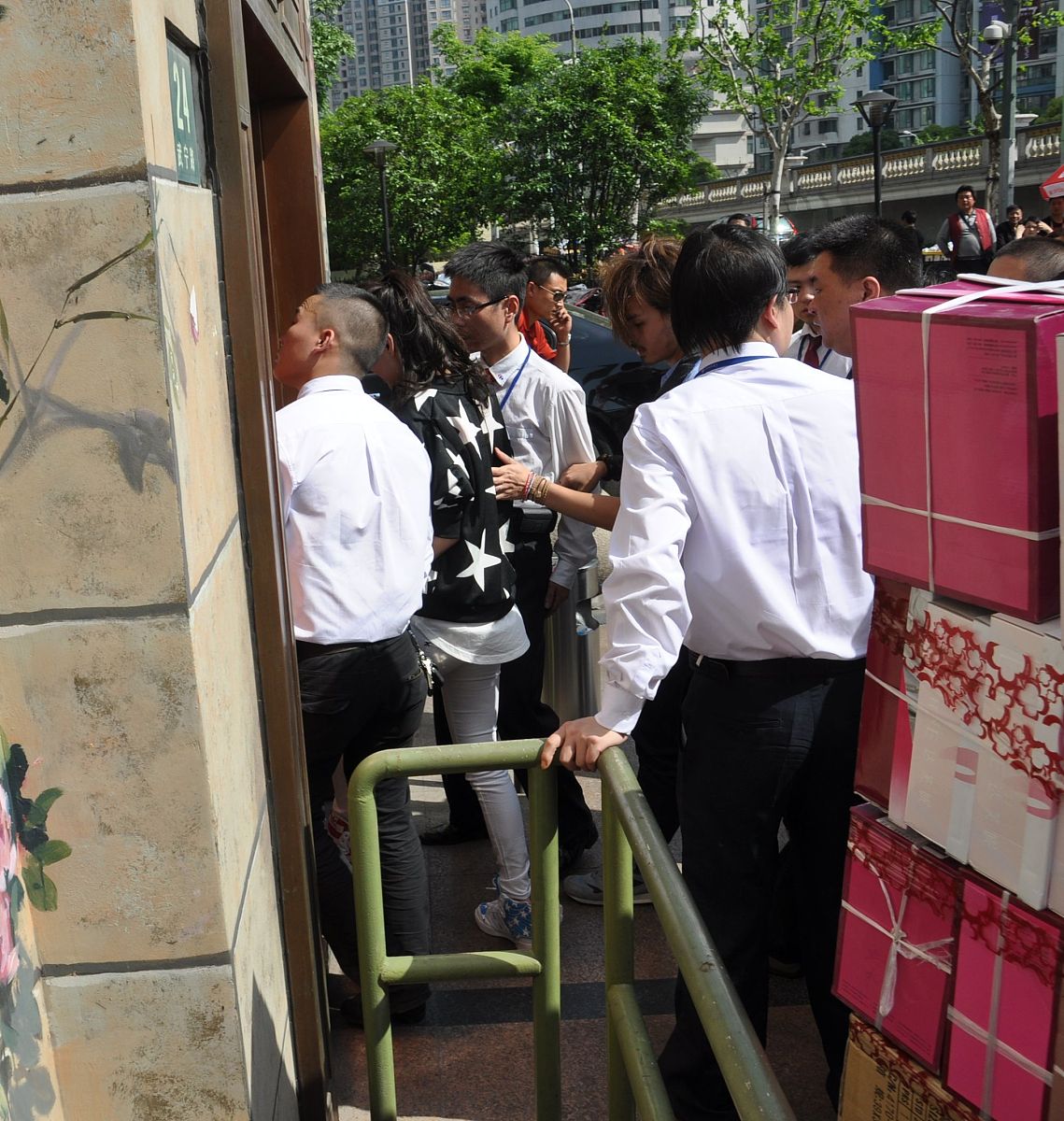 我为业主做件事要求：800字我是物业保安帮助业主抬重物