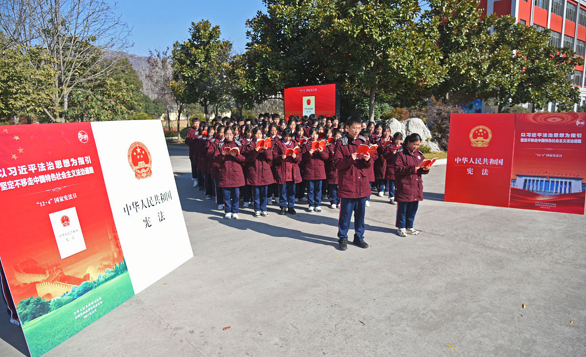 2021年12月3日,江苏省连云港市锦屏高级中学,学生在18岁成人礼上诵读