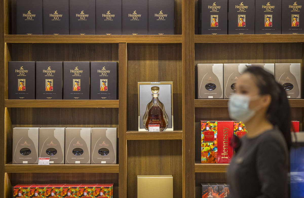 我左手有个苹果手机右手有个华为手机现在我把左右手的手机交换一下问左手是什么手机？