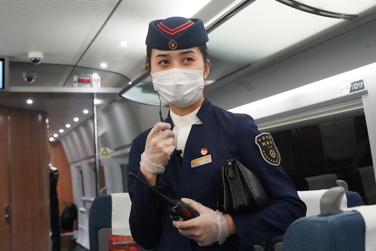 论述西安市地铁客运服务中应该强化服务人员培训主动关怀特殊人群从而提高服务质量写成一段话不少于500字。