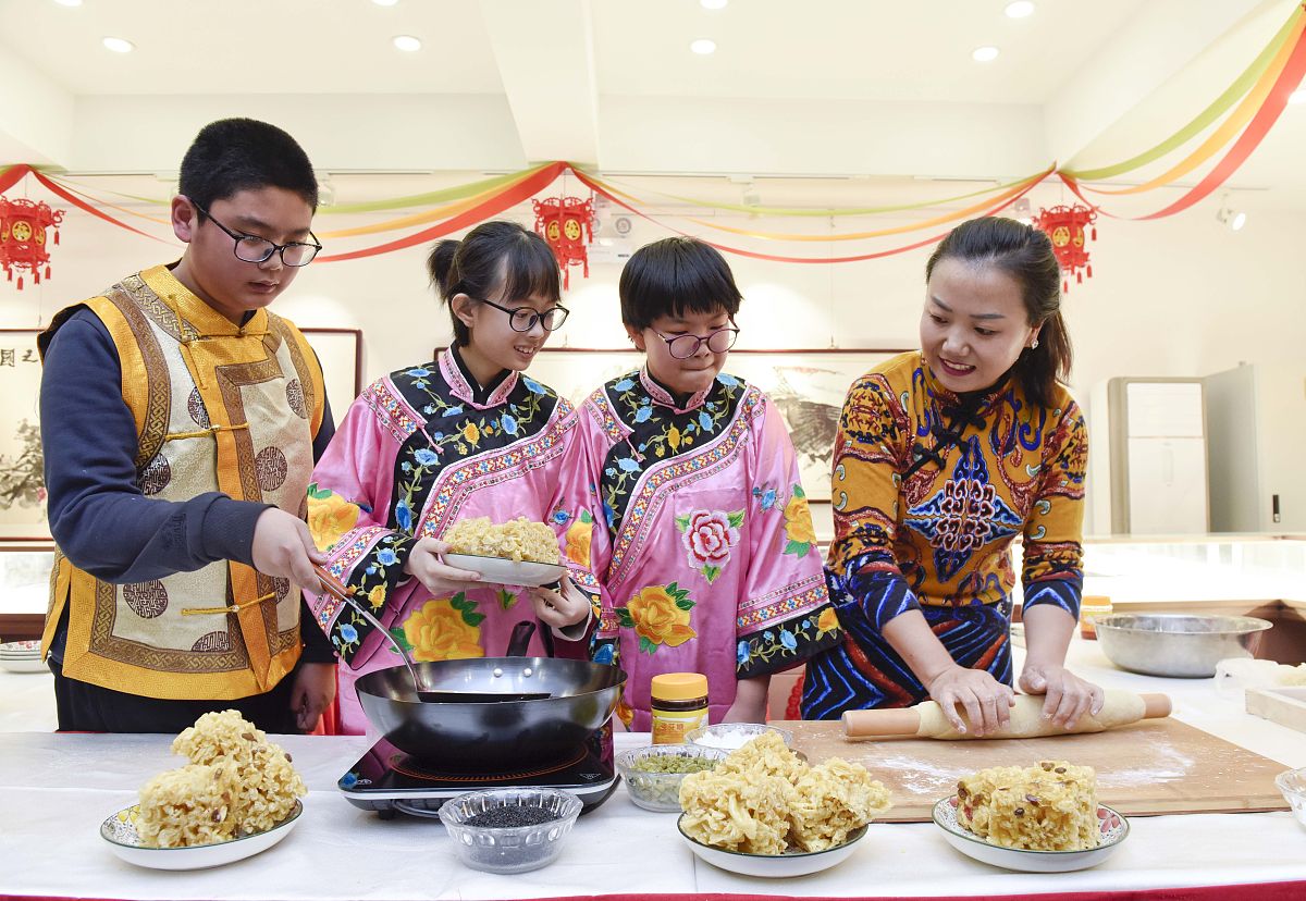 2018年2月2日,在呼和浩特满族文化博物馆,游客体验制作满族传统点心沙
