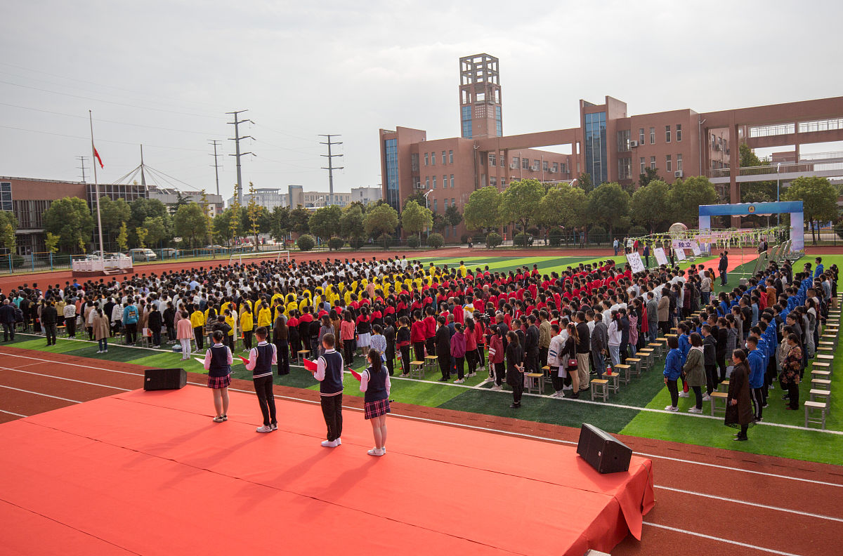2020年10月18日,在江苏南通如皋市外国语学校举行的青春仪式活动现场.