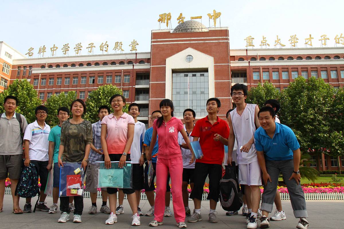 2011年6月8日,河北省邢台市第一中学考点的学生们,走出考场后抛洒文具