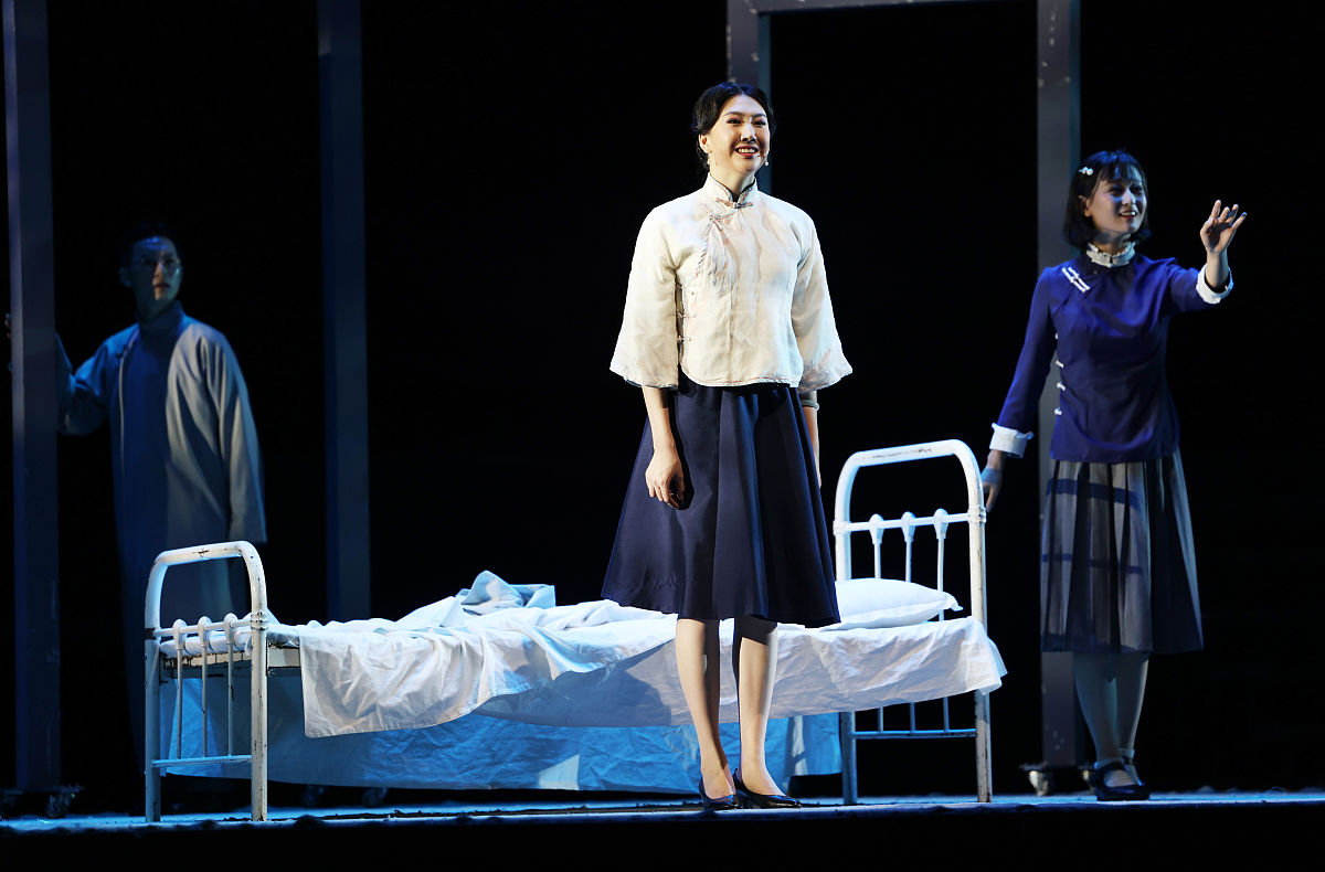 医生与女商人：话剧双主角设定及演技解析