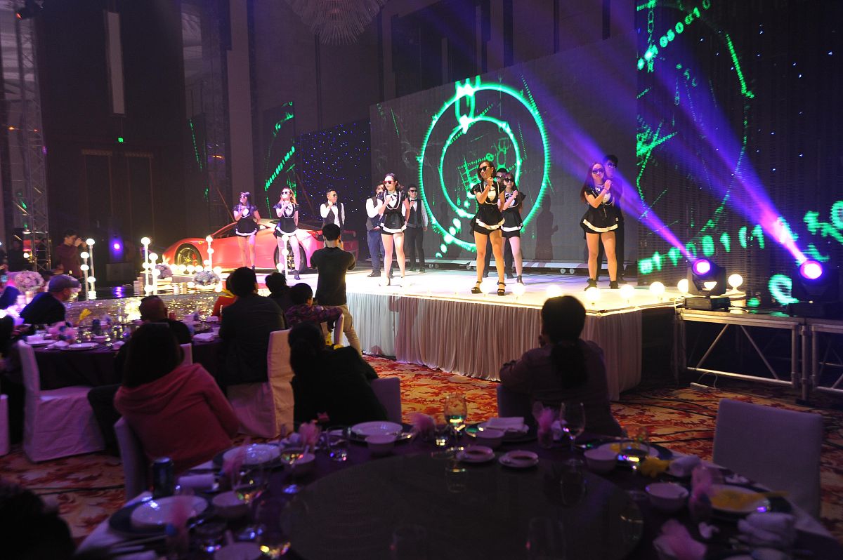 2014年11月8日,武汉洲际酒店里,一场豪华跑车婚礼引起在场宾客及观众