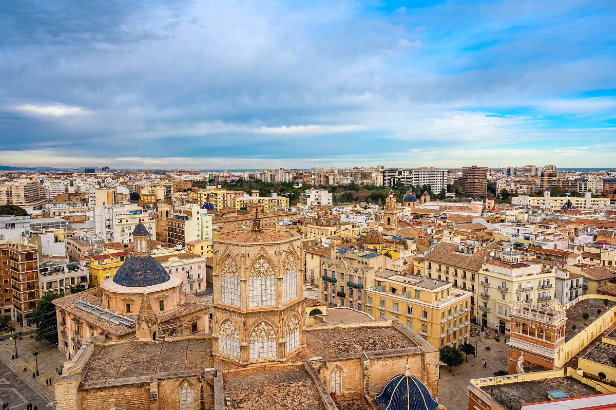 以 西班牙文化的多彩之旅：激情、艺术与历史的交织为题写一篇1200字文章