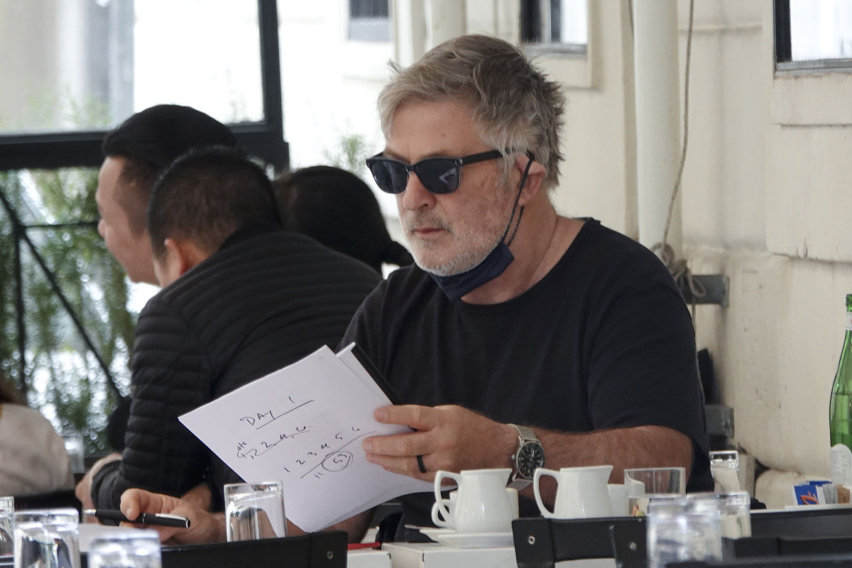 当地时间2022年3月28日,意大利罗马,亚历克·鲍德温(alec baldwin)坐