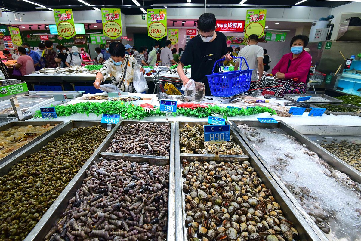 为方便员工购菜公司计划于公司内开展一次食品展销会欢迎大家前来采购。请写一份通知。