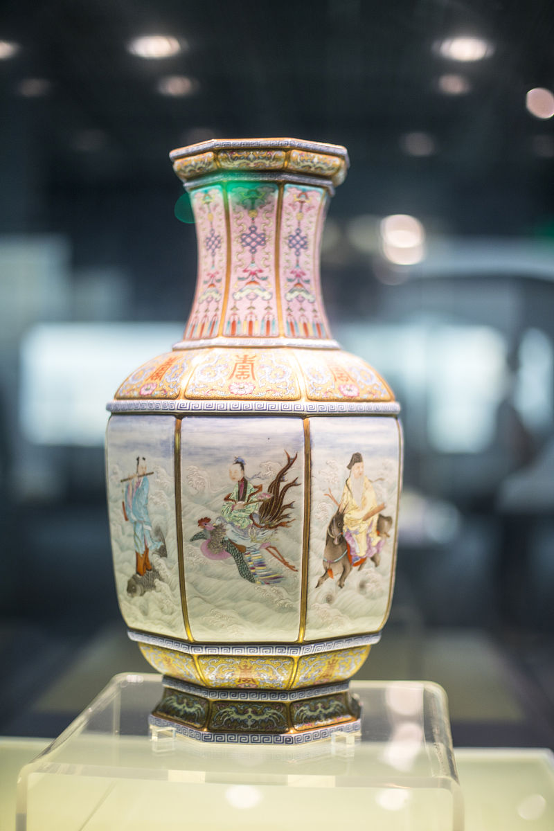 2021年9月10日,上海博物馆瓷器馆,粉彩八仙人物图瓶,清乾隆时期文物.