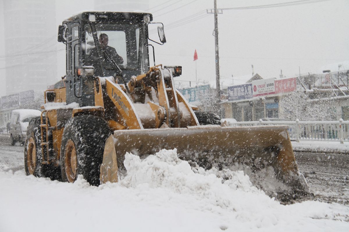 2020年12月14日,山东威海,受冷空气影响,城区迎来强降雪天气,工人在清