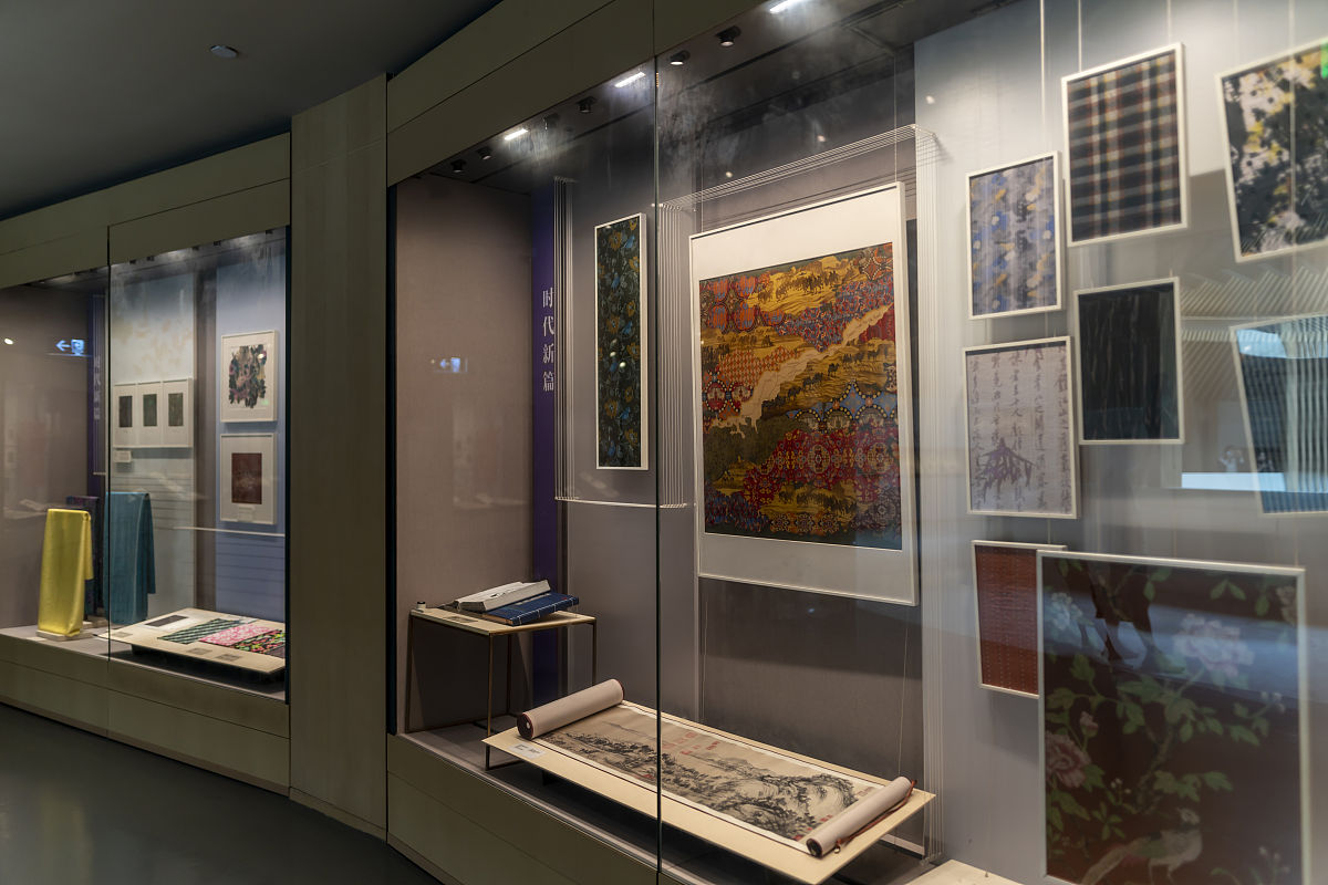 描述中国博物馆丝绸之路展区中丝绸展品的特点和历史背景分析丝绸在国际贸易发展的意义或者在国际贸易发展中的作用