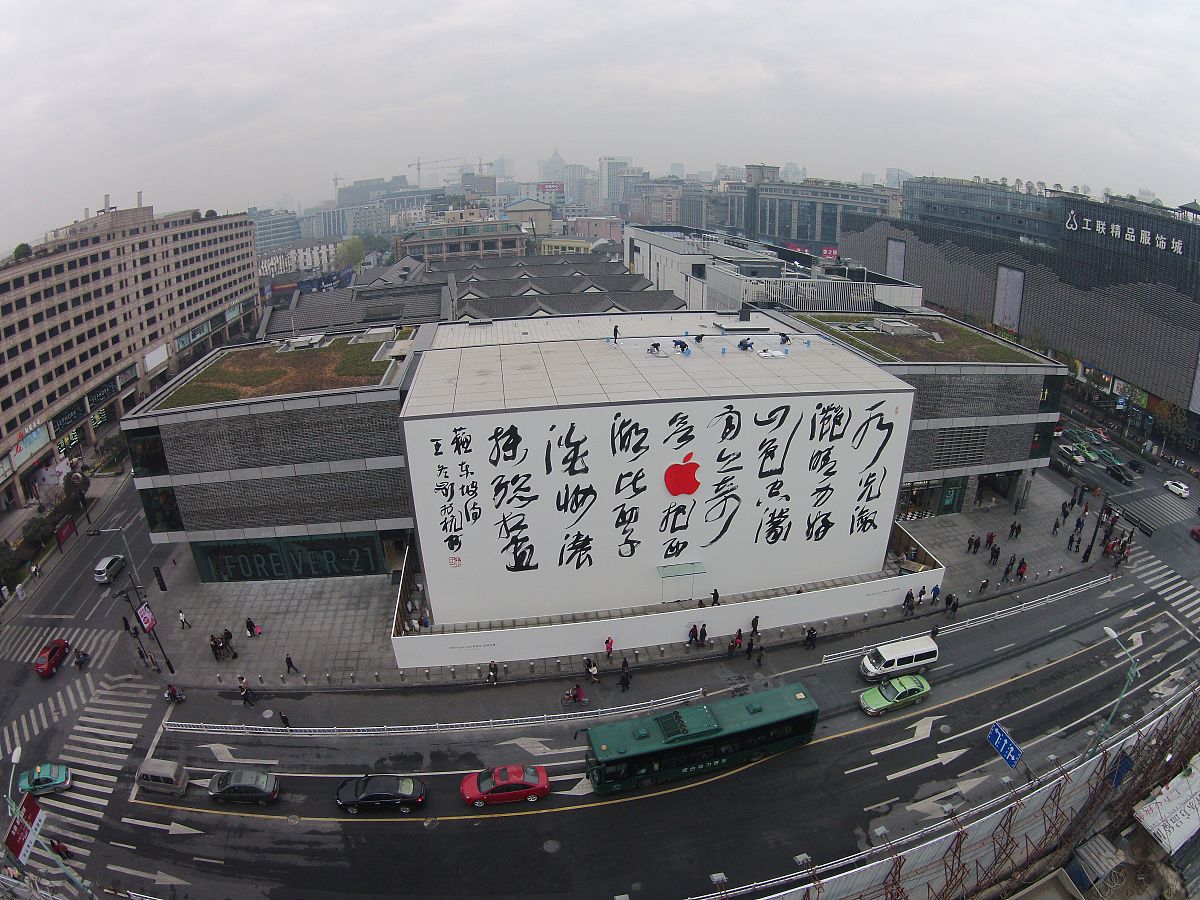 请创作一首七言绝句，以春天为题