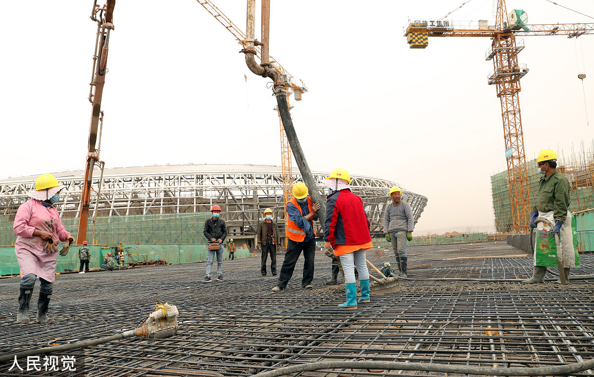 2020年4月14日,在新疆乌鲁木齐奥林匹克体育中心项目建设工地,工人正