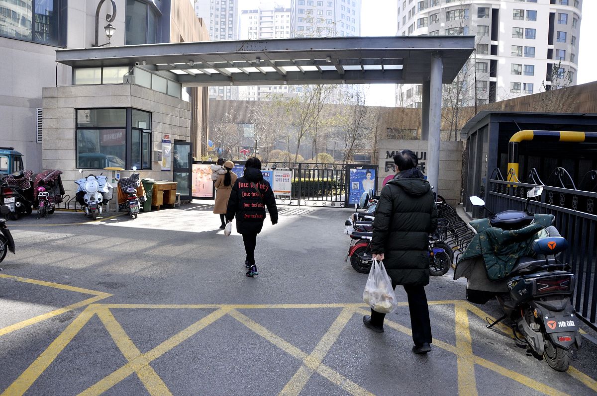 2021年12月4日,西宁,市民恢复正常生产生活秩序.