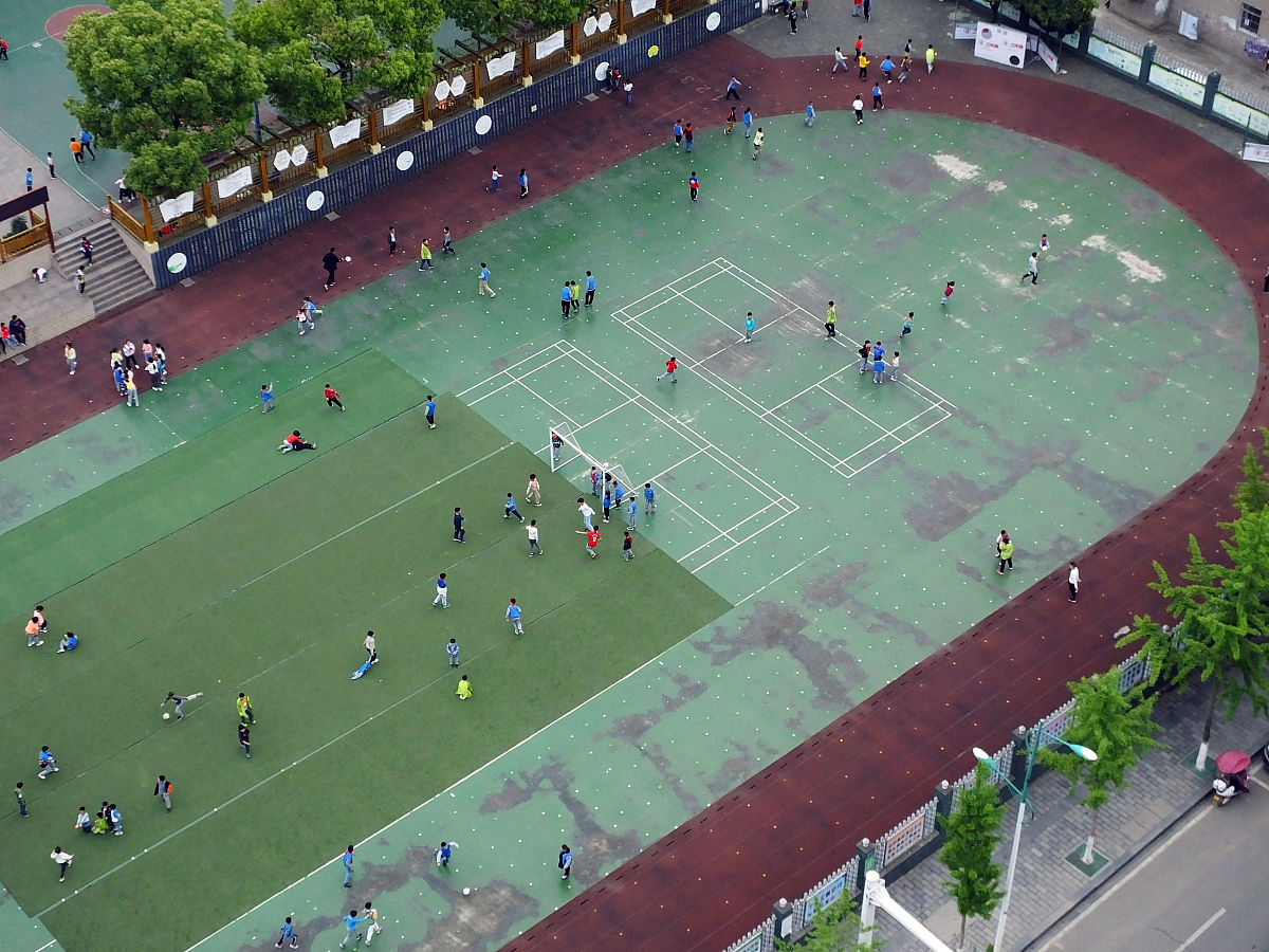 明峰小学的操场是一个长85米宽58米的长方形