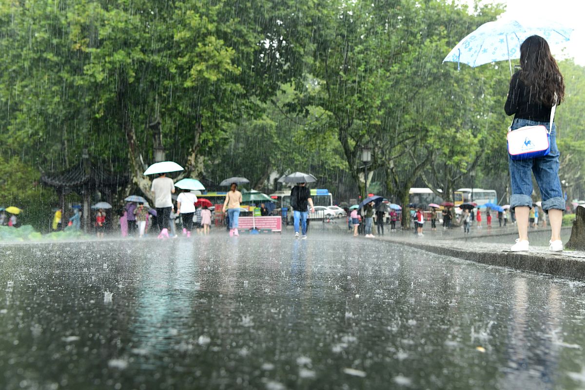 2020年9月17日,在冷暖气流交锋之下,杭州雨量升级,气温也继续下降.西