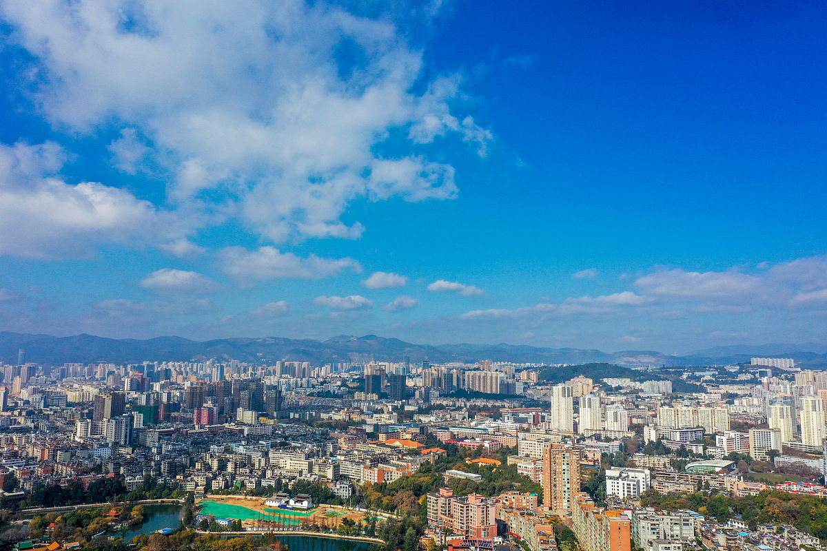 2021年12月20日,昆明,航拍五华区与盘龙区城区建筑群街景.