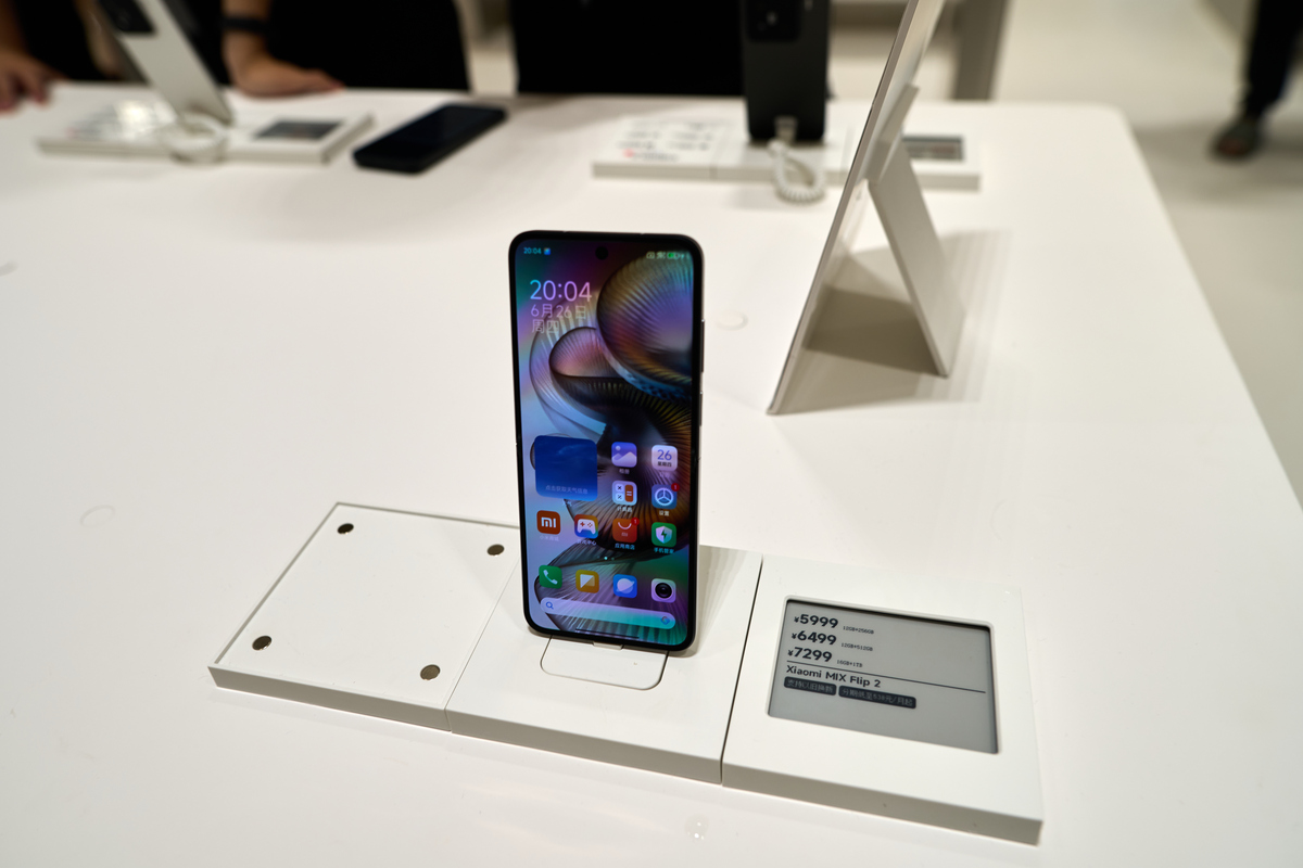 vivo X Flip 屏幕评测：6.8 英寸 AMOLED，折叠体验如何？