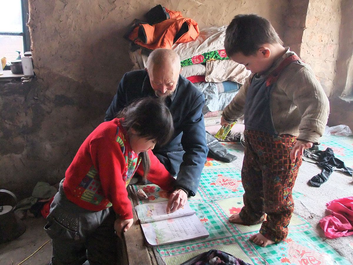 农村留守儿童心理问题的原因分析农村留守儿童心理问题的原因有以下几个方面：1 家庭因素：农村留守儿童的父母大多外出务工长期分离会对孩子的心理产生影响孩子会感到孤独、失落、无助甚至出现抑郁、焦虑等情绪问题。2 教育因素：农村留守儿童的教育资源相对较少教育水平和教育质量都比城市孩子低这会影响孩子的学习成绩和自信心进而影响到孩子的心理健康。3 社会因素：农村留守儿童的社交圈子相对较小缺乏与同龄人交往的机会