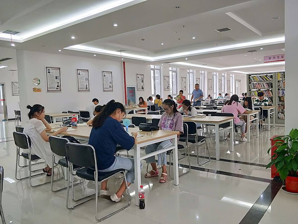 换一种描述方式降低重复率1 实现图书馆的查询功能包括按照书籍分类、书名、作者等多方面进行查询以方便读者用户和图书馆工作人员进行图书查询和管理；2 创建读者用户借阅证的数据库以方便系统管理员进行读者用户的有效管理；3 创建图书管理员的数据库以方便系统管理员对每个图书管理员进行管理保护数据库的安全；4 实现图书馆管理人员对新书入库和旧书注销的简单处理以便进行进货管理。