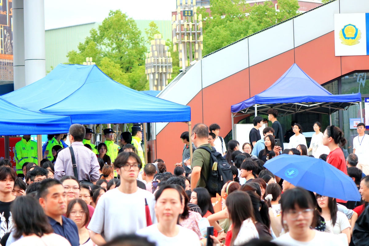 学院直播带新生游校园的迎新宣传语